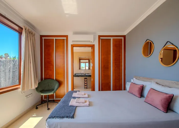 Vila Cavendish With Sea Views And Heatable Pool Close To Flamingo *